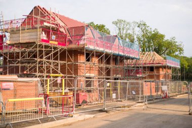 Buckinghamshire, İngiltere - 18 Mayıs 2024. İngiltere 'de inşaat halindeki yeni inşaat evleri