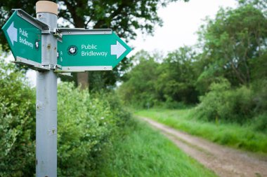 Buckinghamshire, İngiltere - 15 Haziran 2024. Buckinghamshire, İngiltere 'de halka açık bridleway levhası, İngiliz kırsalında kırsal bir yolu işaret ediyor.
