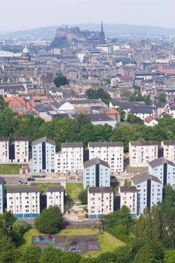 Edinburgh, İskoçya manzarası, Edinburgh Kalesi ve modern gökdelenlerin bulunduğu tarihi şehir silueti ön planda.. 