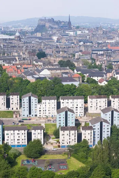Edinburgh, İskoçya manzarası, Edinburgh Kalesi ve modern gökdelenlerin bulunduğu tarihi şehir silueti ön planda.. 
