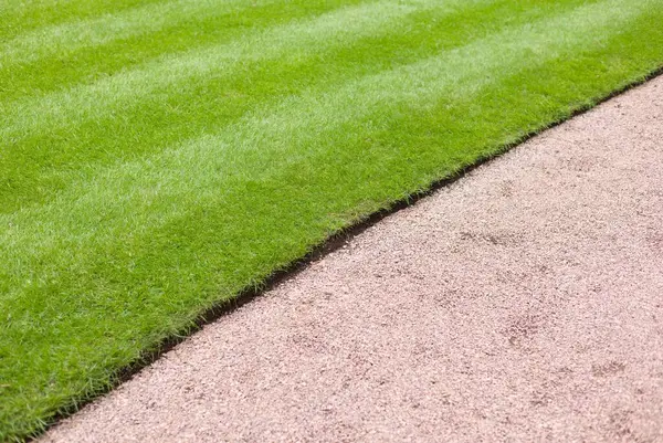 Güzel, manikürlü çimen ve bahçe yolu bir İngiliz parkında ya da bahçesinde