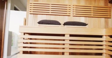 Tatil merkezindeki içi boş ahşap sauna odasının videosu. Rahatlama, refah ve konsept..