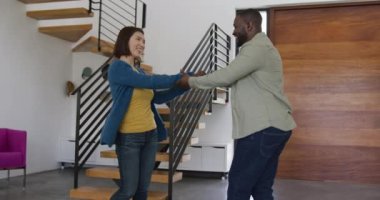 Mutlu çiftin evde dans ederken eğlendiği videolar. Ev hayatı, aşk, birliktelik, sağlık, mutluluk ve kapsayıcılık kavramı.