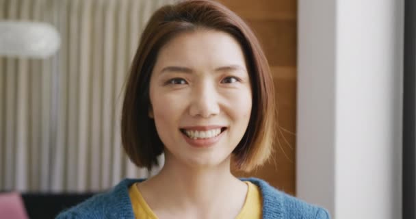 Відео Портрет Щасливої Азіатки Яка Посміхається Сміється Камеру Вдома Домашнє — стокове відео