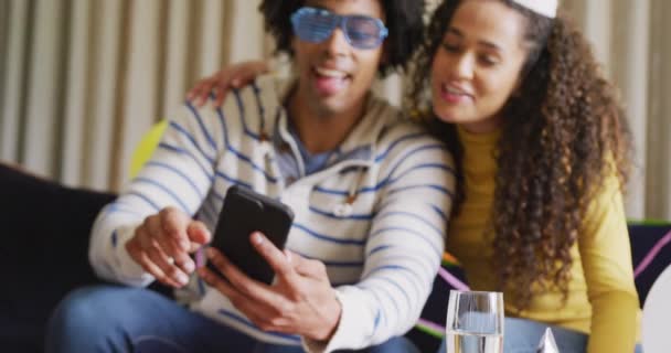 不同类型的夫妻欢欢喜喜庆祝新年前夕的视频 以及在家里用智能手机进行视频通话的视频 交流和包容观念 — 图库视频影像