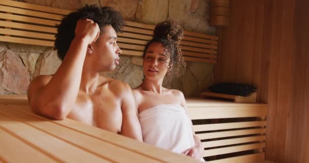 Video Von Einem Entspannten Paar Mit Handtüchern Das Saunabereich Des — Stockvideo