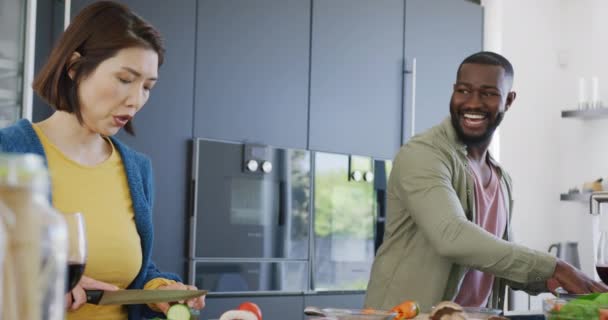 Video Feliz Pareja Diversa Preparando Comida Sonriéndose Cocina Casa Vida — Vídeos de Stock