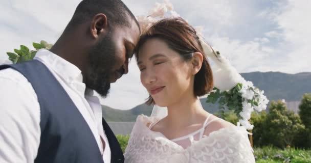 Video Van Gelukkige Diverse Bruid Bruidegom Raken Hoofden Samen Glimlachen — Stockvideo