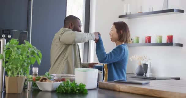 Video Feliz Pareja Diversa Divirtiéndose Bailando Juntos Cocina Casa Vida — Vídeo de stock