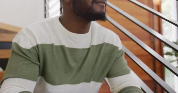 Видео Счастливого Африканского Американца Улыбающегося Сидящего Лестнице Оглядывающегося Дому Семейная — стоковое видео