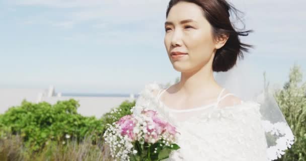 Vidéo Mariée Asiatique Heureuse Marchant Tenant Bouquet Souriant Mariage Plein — Video