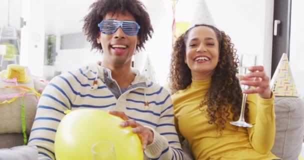Wideo Szczęśliwej Zróżnicowanej Pary Świętującej Sylwestra Dzwoniącej Wideo Nowy Rok — Wideo stockowe