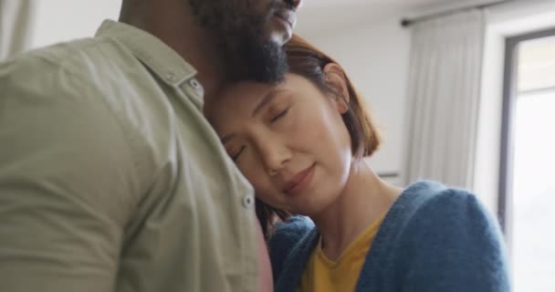 Vidéo Couple Heureux Diversifié Embrassant Les Yeux Fermés Souriant Maison — Video