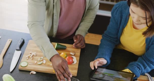Mutfaktaki Tablette Tarifi Kullanarak Yemek Hazırlayan Mutlu Çiftin Videosu Aile — Stok video