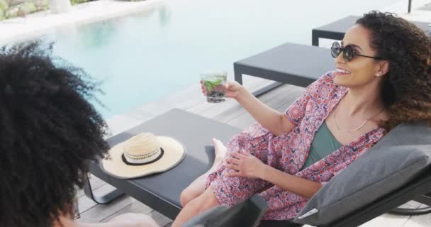 Video Glade Mangfoldige Par Afslappende Med Drikkevarer Taler Ved Swimmingpool – Stock-video