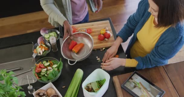 Vysokoúhlé Video Různých Párů Připravujících Jídlo Pomocí Tabletu Kompostování Zeleniny — Stock video
