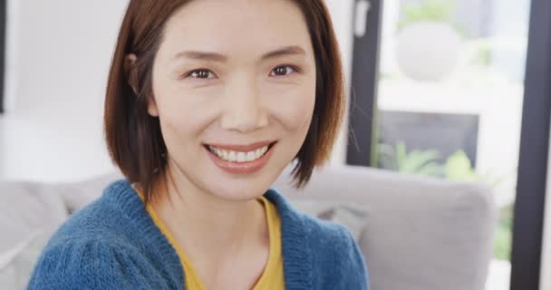 Video Portrét Šťastné Asijské Ženy Úsměvem Kameru Sedí Doma Domácí — Stock video