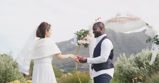 不同的新娘和新郎手牵着手 在户外婚礼上微笑和跳舞的快乐视频 幸福和包容概念 — 图库视频影像