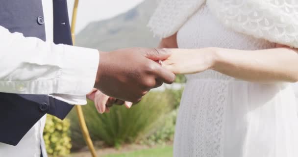 Video Van Het Middendeel Van Diverse Bruid Bruidegom Hand Hand — Stockvideo