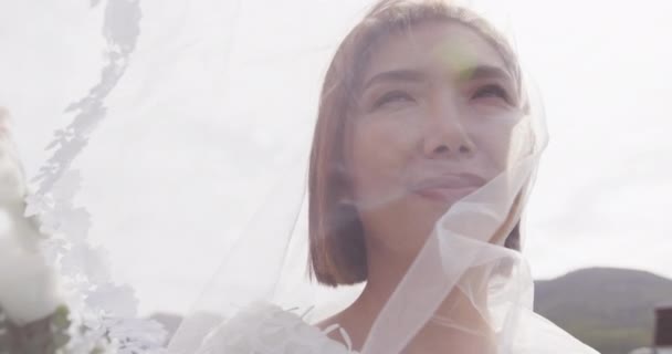 Wideo Szczęśliwej Azjatyckiej Panny Młodej Welonie Uśmiechniętej Ślubie Świeżym Powietrzu — Wideo stockowe