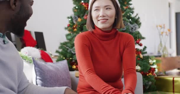 Noel Baba Şapkalı Mutlu Çiftin Noel Hediyelerini Değiş Tokuş Ettikleri — Stok video