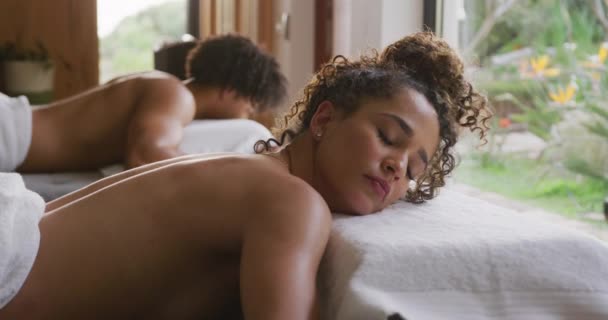 Vídeo Casal Diverso Relaxado Deitado Com Olhos Fechados Mesas Massagem — Vídeo de Stock