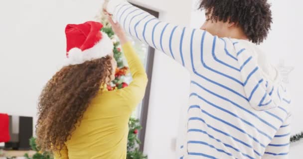 Video Šťastného Páru Sobích Parohy Santa Klobouk Tanec Vánočního Stromku — Stock video