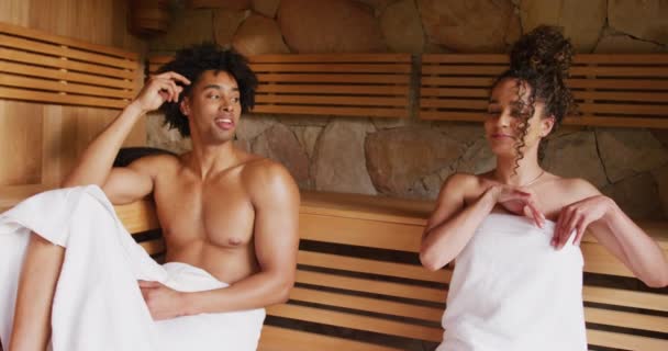 Video Von Einem Entspannten Glücklichen Paar Mit Handtüchern Das Saunabereich — Stockvideo