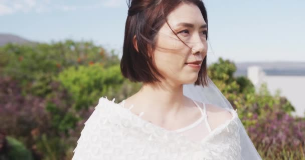 Portrait Vidéo Heureuse Mariée Asiatique Tenant Bouquet Souriant Caméra Mariage — Video