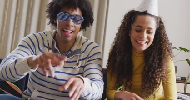 Vidéo Couple Heureux Diversifié Célébrant Nouvel Faisant Appel Vidéo Maison — Video