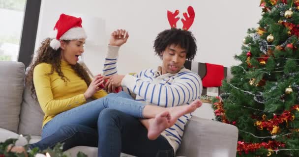 Video Feliz Pareja Diversa Intercambiando Regalos Navidad Casa Navidad Celebración — Vídeo de stock