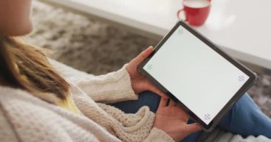 Mutlu Asyalı kadının kanepeye uzanmış fotokopi çekilen tabletli videosu. Boş zaman, rahatlama, evde teknoloji konseptiyle zaman geçirme..