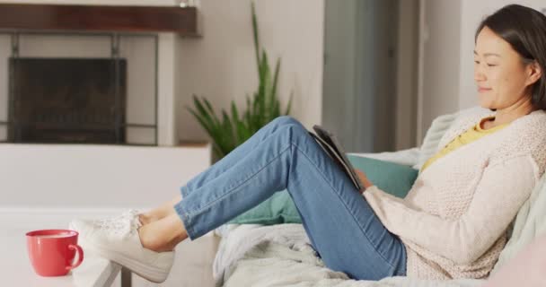 Vídeo Mulher Asiática Feliz Descansando Sofá Com Tablet Lazer Relaxar — Vídeo de Stock