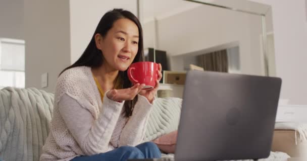 快乐的亚洲女人用笔记本电脑喝咖啡的视频 在家里花时间与技术概念 — 图库视频影像