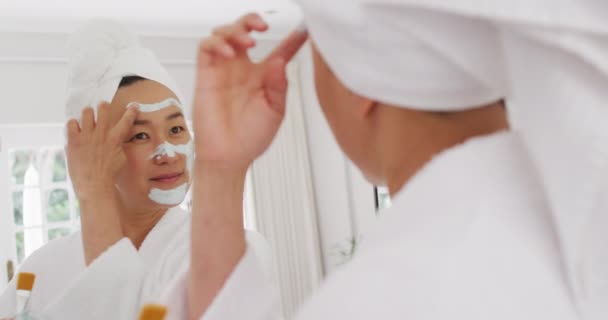 Wideo Szczęśliwej Azjatki Szlafroku Maską Nawilżającą Patrzącą Lustro Piękno Pielęgnacja — Wideo stockowe