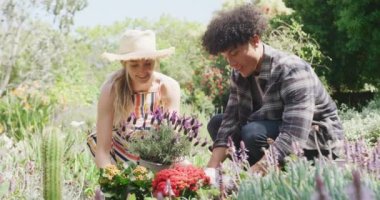 Bahçe bahçesinde güneşli bir günde mutlu çiftler. Ev kavramında kaliteli zaman geçirmek.