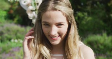 Güneşli bir düğün gününde mutlu beyaz kadın portresi. Açık hava düğünü, parti ve kutlama konsepti.