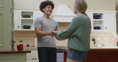 Evde el ele tutuşup dans eden mutlu çift. Ev kavramında kaliteli zaman geçirmek.