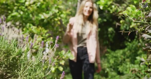Šťastná Běloška Procházející Zahradě Slunečného Dne Trávit Kvalitní Čas Domácí — Stock video
