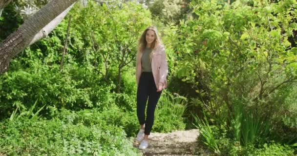 Mujer Caucásica Feliz Caminando Jardín Día Soleado Pasar Tiempo Calidad — Vídeo de stock