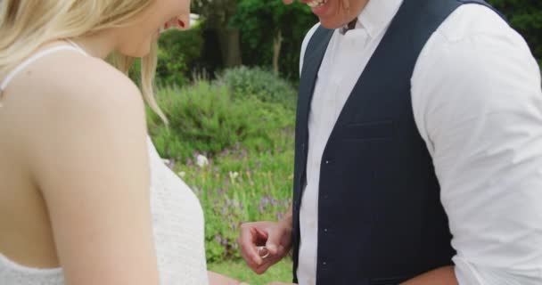 Glückliches Paar Mit Ring Der Hand Sonnigen Hochzeitstag Outdoor Hochzeits — Stockvideo