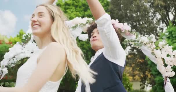 Счастливая Разносторонняя Пара Танцует Саду Солнечный День Свадьбе Концепция Свадьбы — стоковое видео