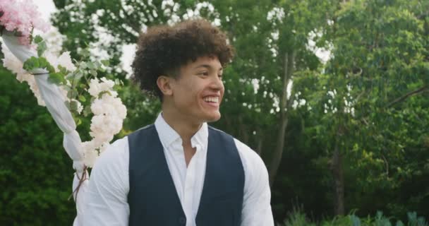 Pria Birasial Bahagia Taman Pada Hari Yang Cerah Pesta Pernikahan — Stok Video