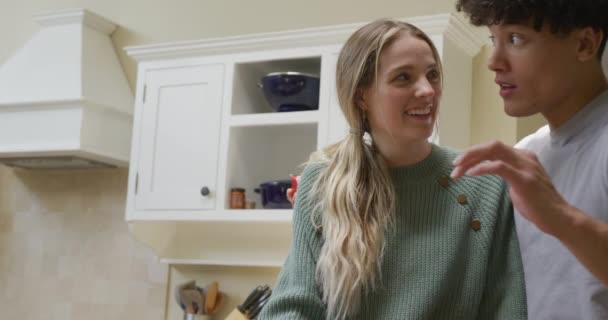 Szczęśliwa Zróżnicowana Para Obejmująca Dająca Prezent Domu Spędzanie Czasu Domu — Wideo stockowe
