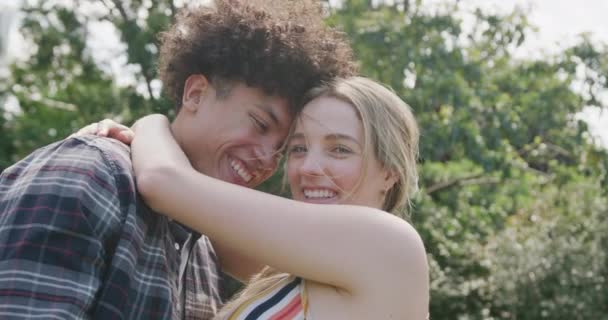 정원에서 포옹하는 가정에서 질높은 시간을 보내는 — 비디오