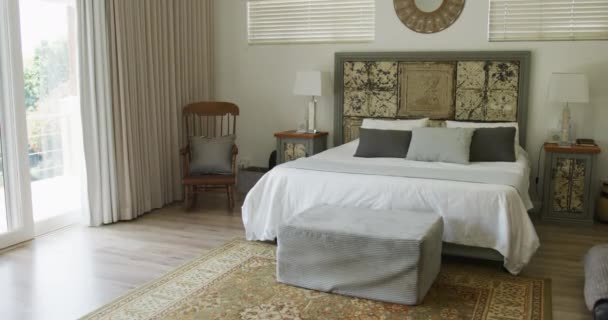 房间里空荡荡的 房间里有椅子 装饰品和床 在家度过高质量时间的概念 — 图库视频影像