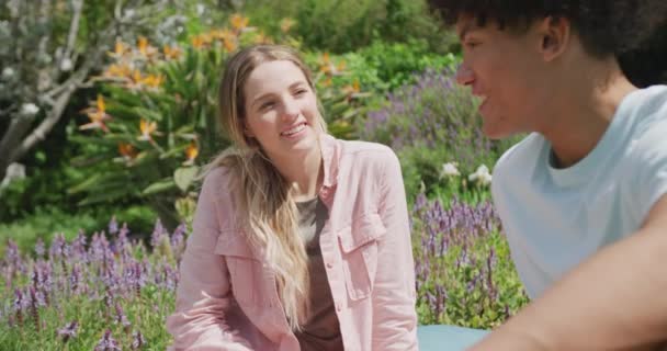 Щаслива Різноманітна Пара Має Пікнік Саду Сонячний День Якісний Час — стокове відео