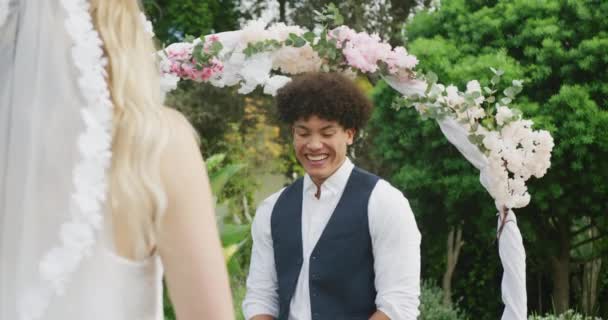 Glückliches Buntes Paar Garten Sonnigen Hochzeitstag Outdoor Hochzeits Party Und — Stockvideo