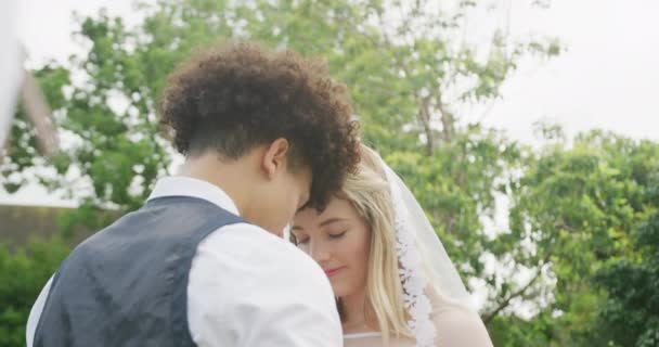 Szczęśliwa Zróżnicowana Para Ogrodzie Słoneczny Dzień Ślubie Zewnętrzne Wesele Przyjęcie — Wideo stockowe