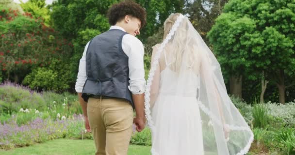 Glückliches Vielseitiges Paar Beim Spaziergang Garten Sonnigen Hochzeitstag Outdoor Hochzeits — Stockvideo